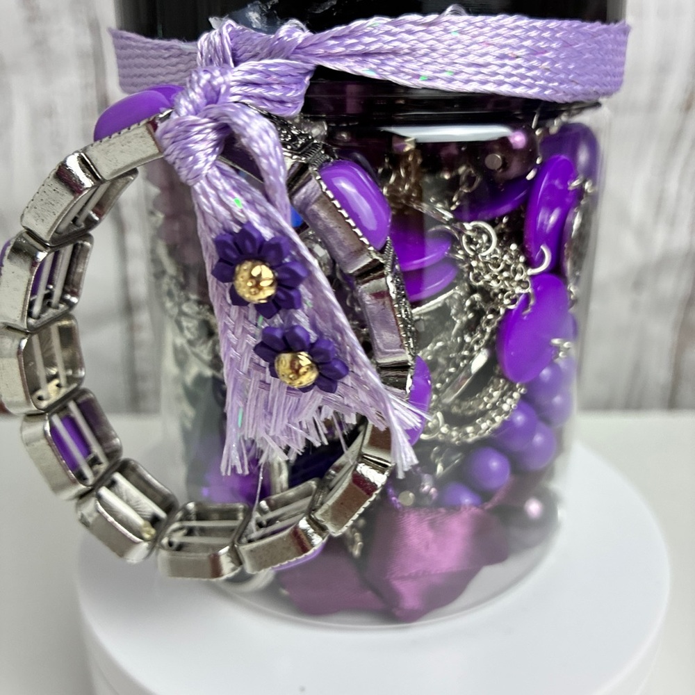 Mystery Treasure 16 oz Jar  ~ Lot 0250